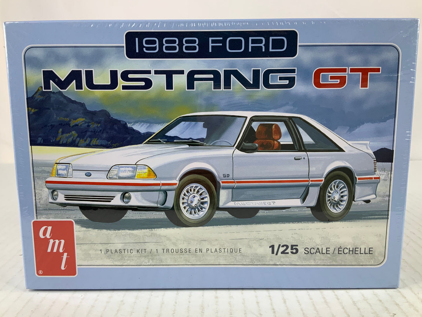 AMT '88 Ford Mustang 1:25 model kit DISTRESSED BOX