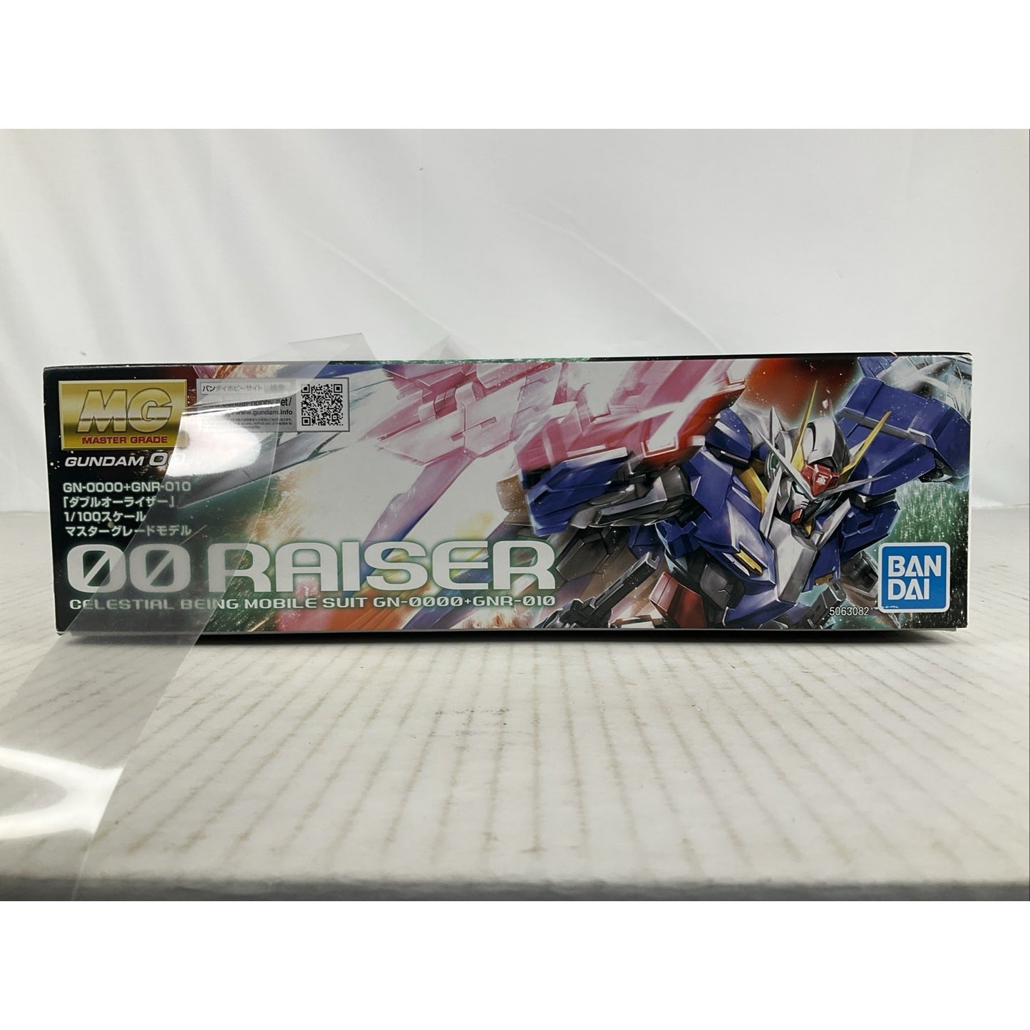 BANDAI MG 00 Raiser Gundam GN0000+GNR010 1:100 model kit DISTRESSED BOX