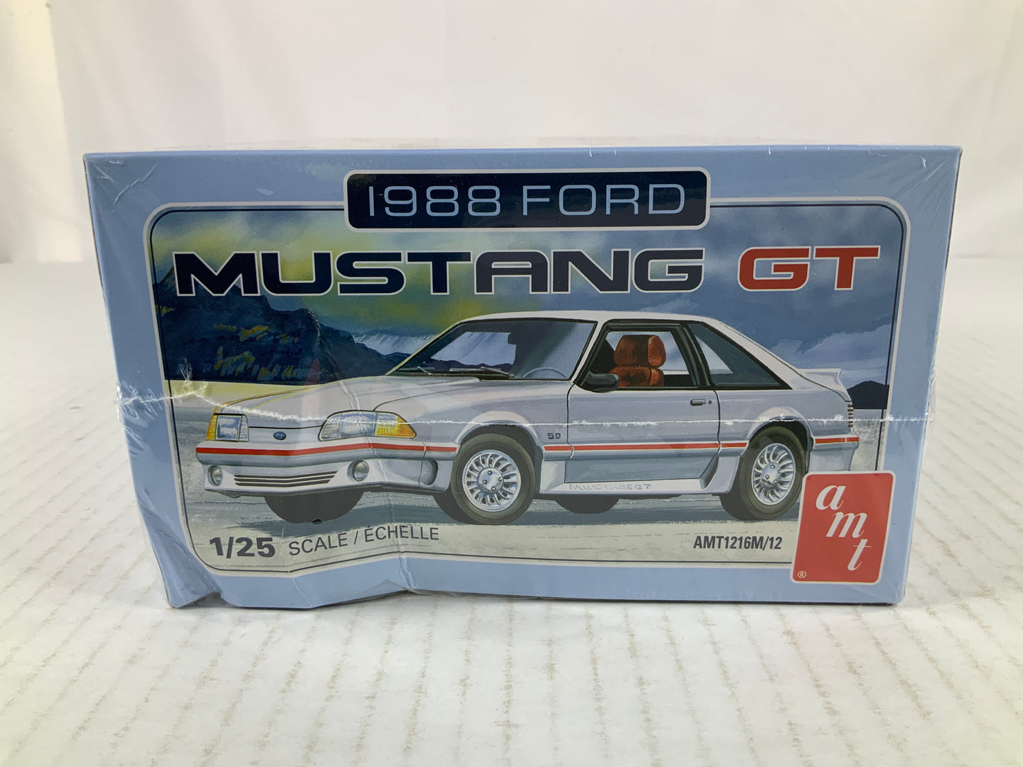 AMT '88 Ford Mustang 1:25 model kit DISTRESSED BOX