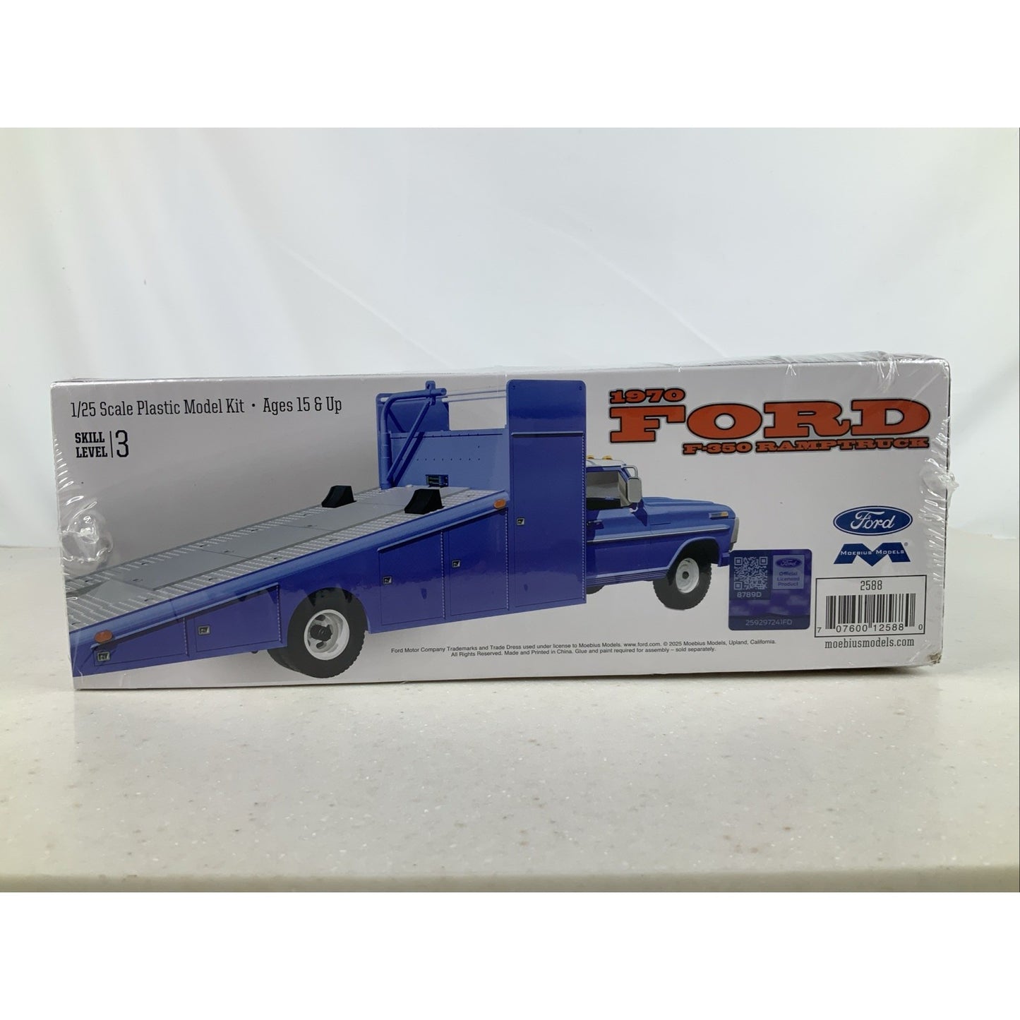 MOEBIUS 70 Ford F-350 Ramp Truck 1970 1:25 model kit DISTRESSED BOX