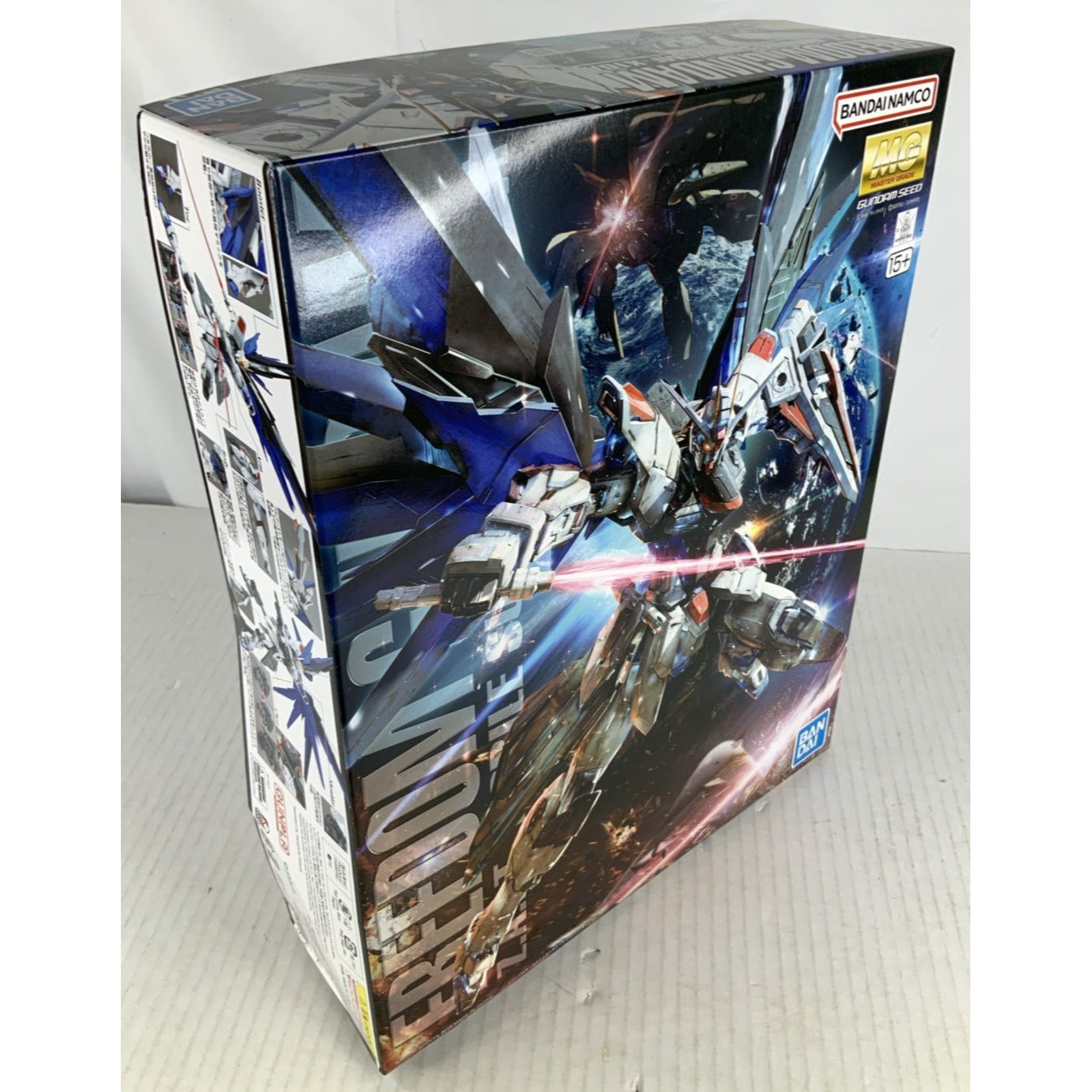 BANDAI MG Freedom Gundam Ver. 2.0 ZGMF-X10A 1:100 model kit DISTRESSED BOX